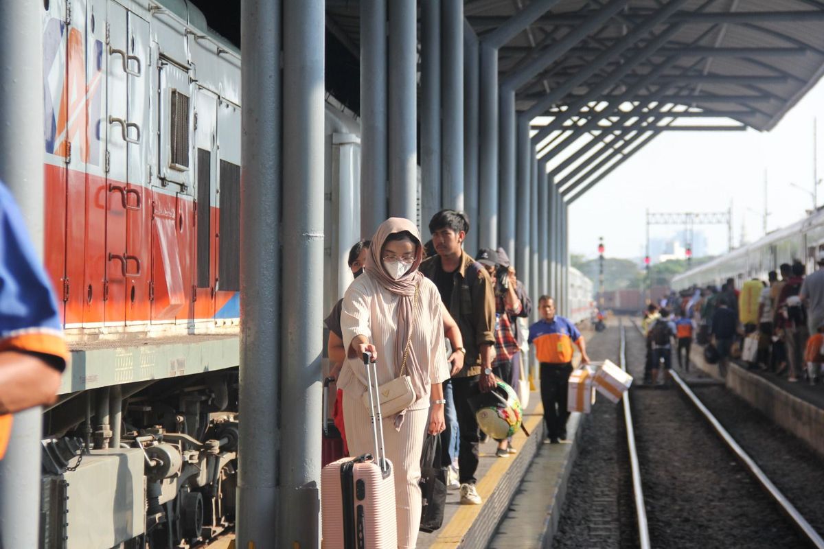 Penumpang kereta api di Stasiun Gubeng Surabaya