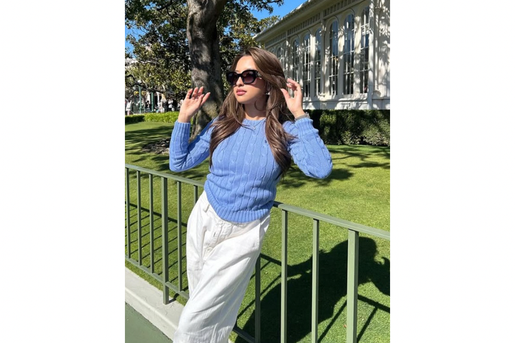 Outfit Jennifer Coppen yang bisa jadi inspirasi. 