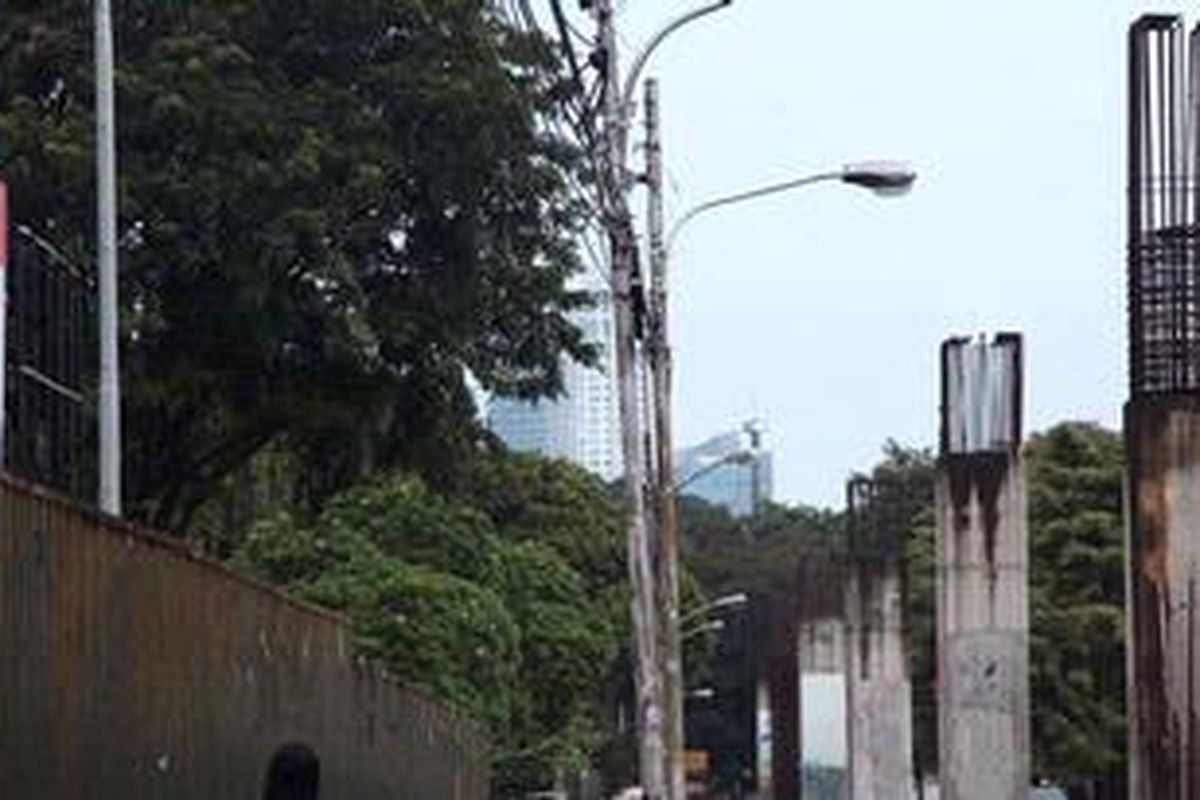 Tiang-tiang proyek monorel di Jalan Gelora, Jakarta Pusat, Minggu (24/3/2013). Pemerintah Provinsi DKI Jakarta menargetkan pembangunan fisik proyek MRT akan mulai dikerjakan dalam waktu satu bulan.
