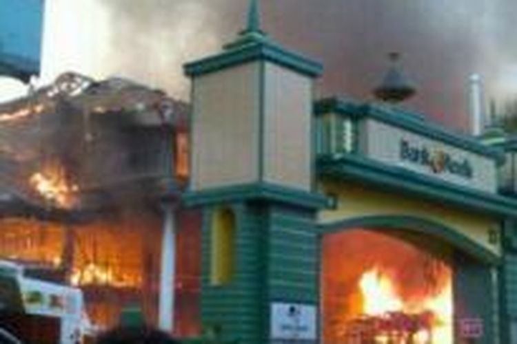 Kebakaran melanda kantor pusat Bank Aceh (Bank Pembanguna Aceh) di kawasan Jl Daud Beureueh, Rabu pagi (22/4/2015) Petugas masih berusaha memadamkan api yang terus membesar. *****K12-11