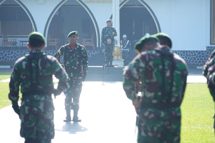 Panglima Komando Cadangan Strategis TNI Angkatan Darat (Pangkostrad) Letjen Maruli Simanjuntak memimpin upacara kenaikan pangkat (kenkat) 1.248 prajurit Kostrad.  Upacara kenkat itu digelar di Lapangan Markas Kostrad, Gambir, Jakarta Pusat, pada Senin (3/4/20223).