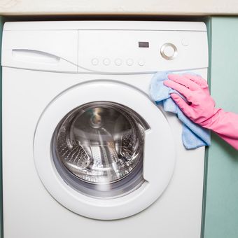 Ilustrasi membersihkan mesin cuci bukaan depan.