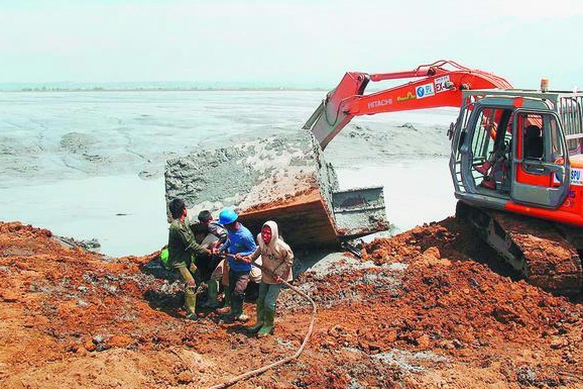Petugas memperbaiki tanggul lumpur Lapindo di Sidoarjo, Jawa Timur, di titik nomor 44 yang jebol pada Kamis (11/9/2008) sekitar pukul 04.00. Menurut Badan Penanggulangan Lumpur Sidoarjo (BPLS), penyebab jebolnya tanggul karena tidak mampu menahan tumpahan lumpur yang masih menyembur 100.000 meter kubik per hari. Luberan lumpur mendesak genangan air di luar tanggul dan menggenangi beberapa pekarangan rumah warga Desa Renokenongo, Kecamatan Porong, Sidoarjo, Jawa Timur.  