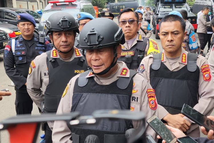 Kapolda Jabar Irjen Pol Suntana saat memberikan keterangan kepada media terkait insiden bom bunuh diri di Mapolsek Astanaanyar, Kota Bandung, Jawa Barat, Rabu (7/12/2022).