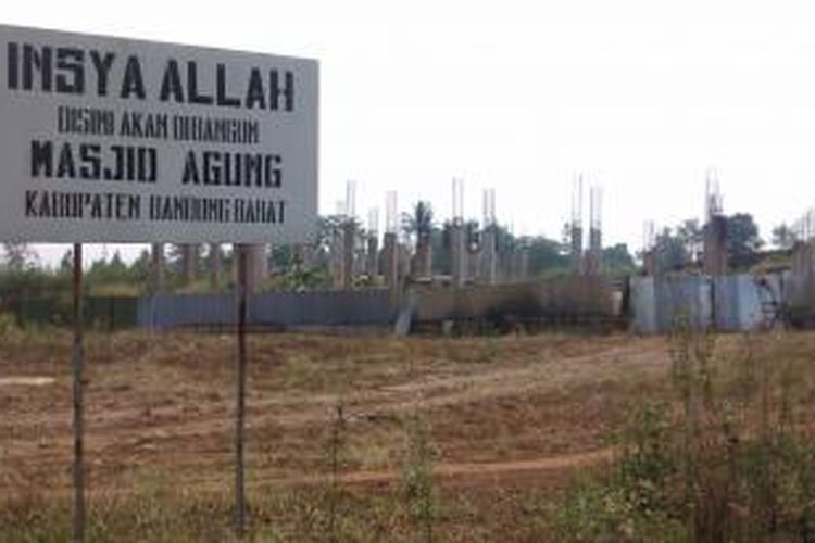 Pembangunan Masjid Agung Kabupaten Bandung Barat yang berlokasi di Plasa Mekarsari, komplek Pemerintah Kabupaten Bandung Barat, Kecamatan Ngamprah, Kabupaten Bandung Barat, Jawa Barat, sudah hampir satu tahun mangkrak sejak November 2013 lalu.