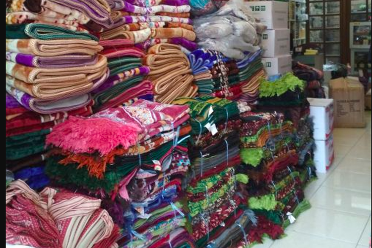 Produk sajadah di toko oleh-oleh haji di Yogyakarta, Luthfi Sajadah