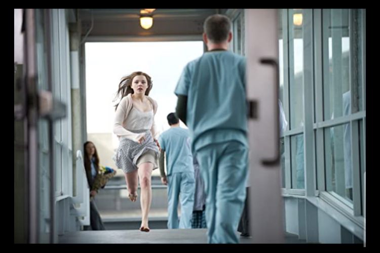Chloe Grace Moretz dalam film If I Stay (2014). Tayang di Amazon Prime Video