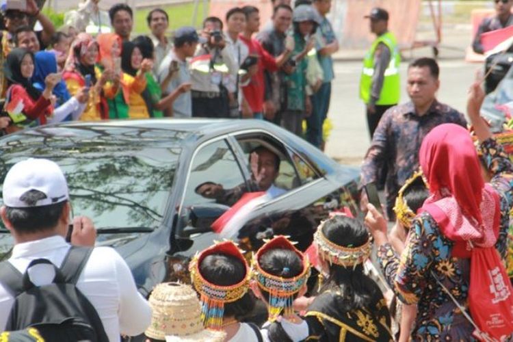 Ribuan murid dan pelajar di Tanjung Selor menyambut iring-iringan Presiden Joko Widodo dalam kunjungannya ke Tanjung Selor, Kabupaten Bulungan, Provinsi Kalimantan Utara, Jumat (6/10/2017). 