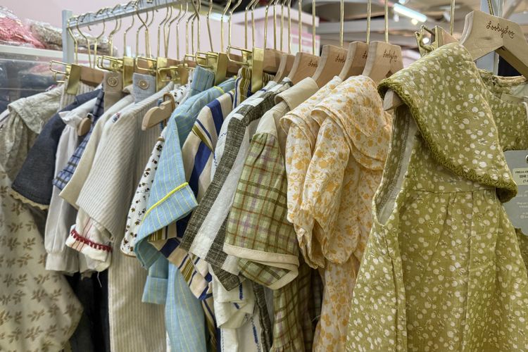 Selain busana Imlek, OADKIDS pop-up market juga menghadirkan baju-baju kasual anak dengan warna lembut.