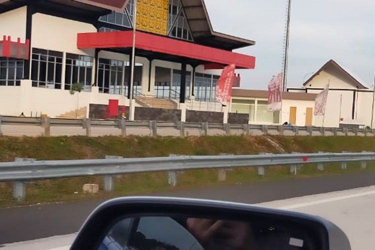 Salah satu rest area di Jalan Tol Trans Lampung yang tidak dioperasionalkan. Hanya 9 dari 17 rest area yang dioperasionalkan pada libur panjang 28 - 31 Oktober 2020 besok. (FOTO: Dok. Ditlantas Polda Lampung)