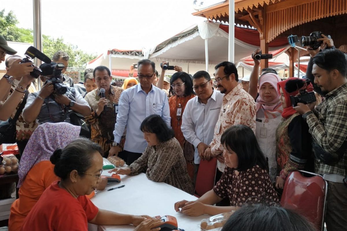 Menteri Sosial (Mensos) Agus Gumiwang Kartasasmita menyerahkan bantuan sosial Program Keluarga Harapan (PKH) dan Bantuan Pangan Non Tunai (BPNT) di Solo, Kamis (13/9/2018). 