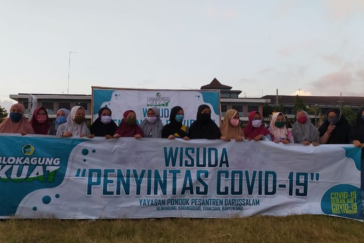 Para santri dinyatakan negatif Covid-19 diwisuda di lapangan pesantren pada Sabtu (5/9/2020). Wisuda dilakukan sebagai bentuk syukur keberhasilan mereka melawan Covid-19.