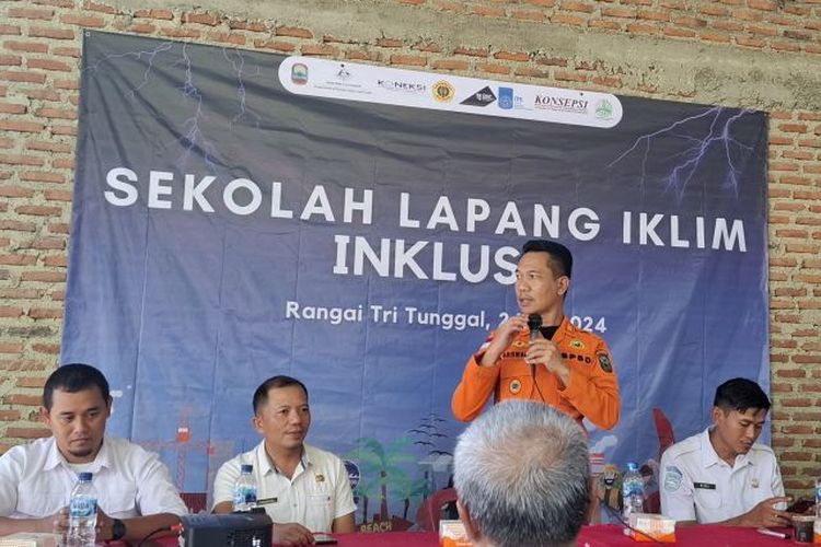 Pelaksanaan sekolah lapang iklim kepada masyarakat pesisir di Lampung. 