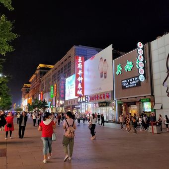 Ilustrasi: Salah satu sudut Kota Beijing di malam hari.