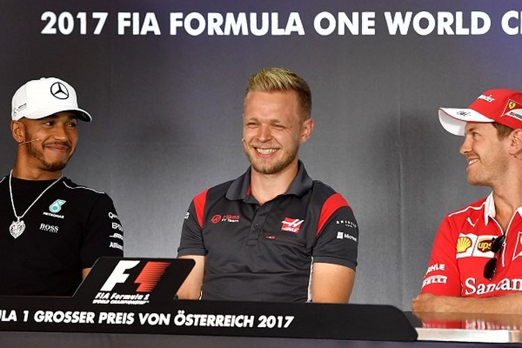 Pebalap Mercedes, Lewis Hamilton (kiri), menjalani konferensi pers bersama pebalap Haas, Kevin Magnussen (tengah) dan pebalap Ferrari, Sebastian Vettel, di Spielberg, Austria, Kamis (6/7/2017).