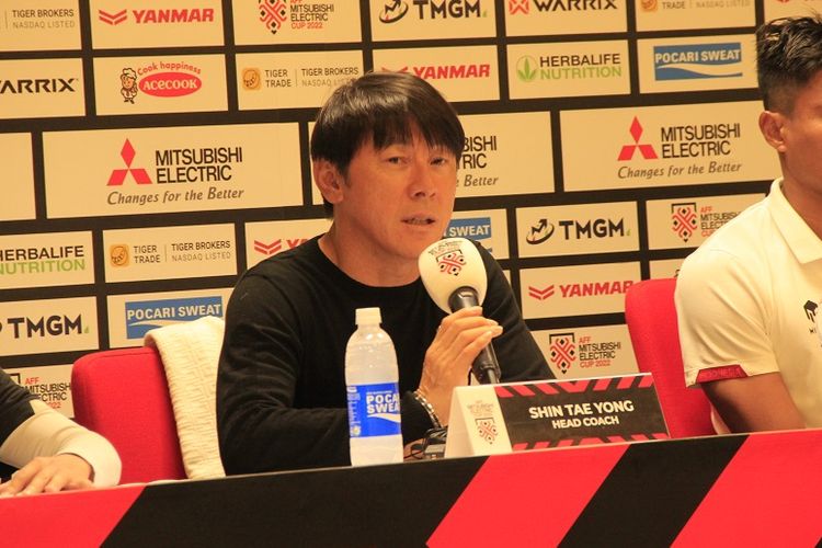 Pelatih timnas Indonesia Shin Tae-yong berbicara dalam sesi konferensi pers seusai leg pertama semifinal Piala AFF 2022 Indonesia vs VIetnam di Stadion Utama Gelora Bung Karno, Jakarta, Jumat (6/1/2023) sore WIB.