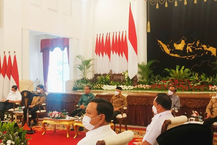 Presiden Joko Widodo dan para menteri Kabinet Indonesia Maju saat menghadiri Sidang Kabinet Paripurna tentang Kondisi Perekonomian Tahun 2023, Evaluasi Penanganan Covid-19 dan Ketahanan Pangan dan Energi di Istana Negara pada Selasa (6/12/2022). 
