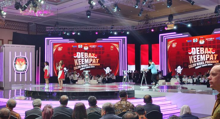 Gibran Tak Turun Panggung saat Iklan, Tampak Fokus Baca Catatan sebelum Sesi Penutup