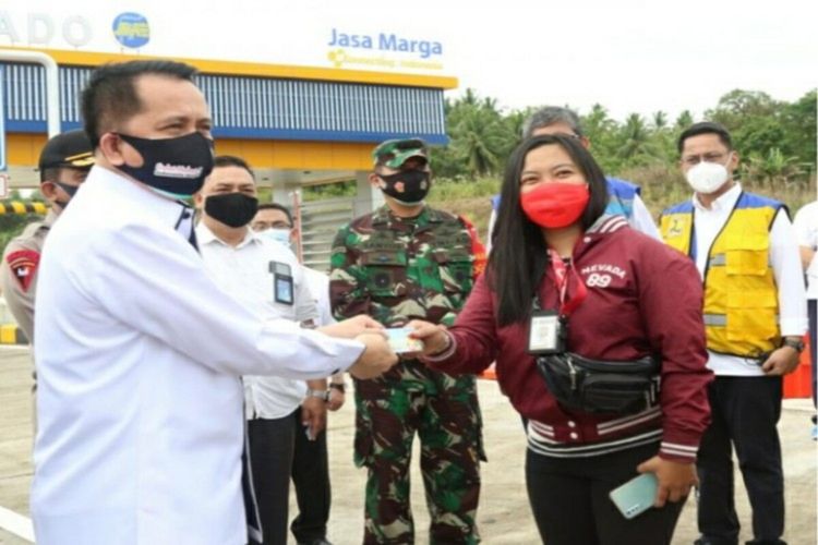 Pjs Gubernur Sulut Agus Fatoni membuka pengoperasian perdana penggunaan Jalan Tol Manado-Bitung turut dihadiri jajaran Forkopimda, Sekdaprov Sulut Edwin Silangen, Pjs Bupati Minahasa Utara Clay June Dondokambey, para pejabat Pemprov Sulut dan Jasa Marga, Rabu (30/9/2020)