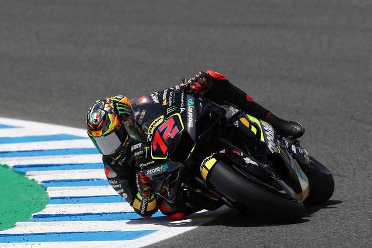 Pebalap Mooney VR46 Racing Team, Marco Bezzecchi, saat menjalani sesi latihan bebas kedua atau FP2 MotoGP Spanyol 2023 di Sirkuit Jerez, Jumat (28/4/2023). Terkini, Bezzecchi, akan memulai balapan MotoGP Inggris 2023 dari posisi start terdepan. (Foto oleh PIERRE-PHILIPPE MARCOU / AFP)