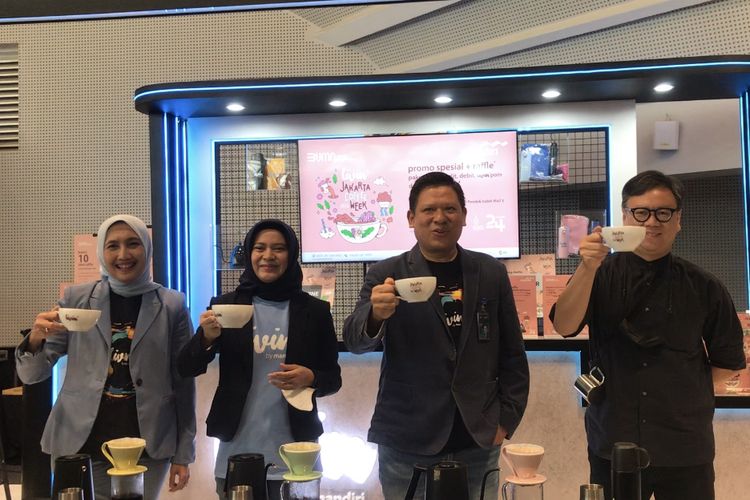 Perwakilan Bank Mandiri beserta Co-Founder Jakarta Coffee Week, Hendri Kurniawan saat acara pembukaan Livin' Jakarta Coffee Week 2022 di Mal Pondok Indah 3, Jakarta Selatan pada Jumat (11/11/2022).