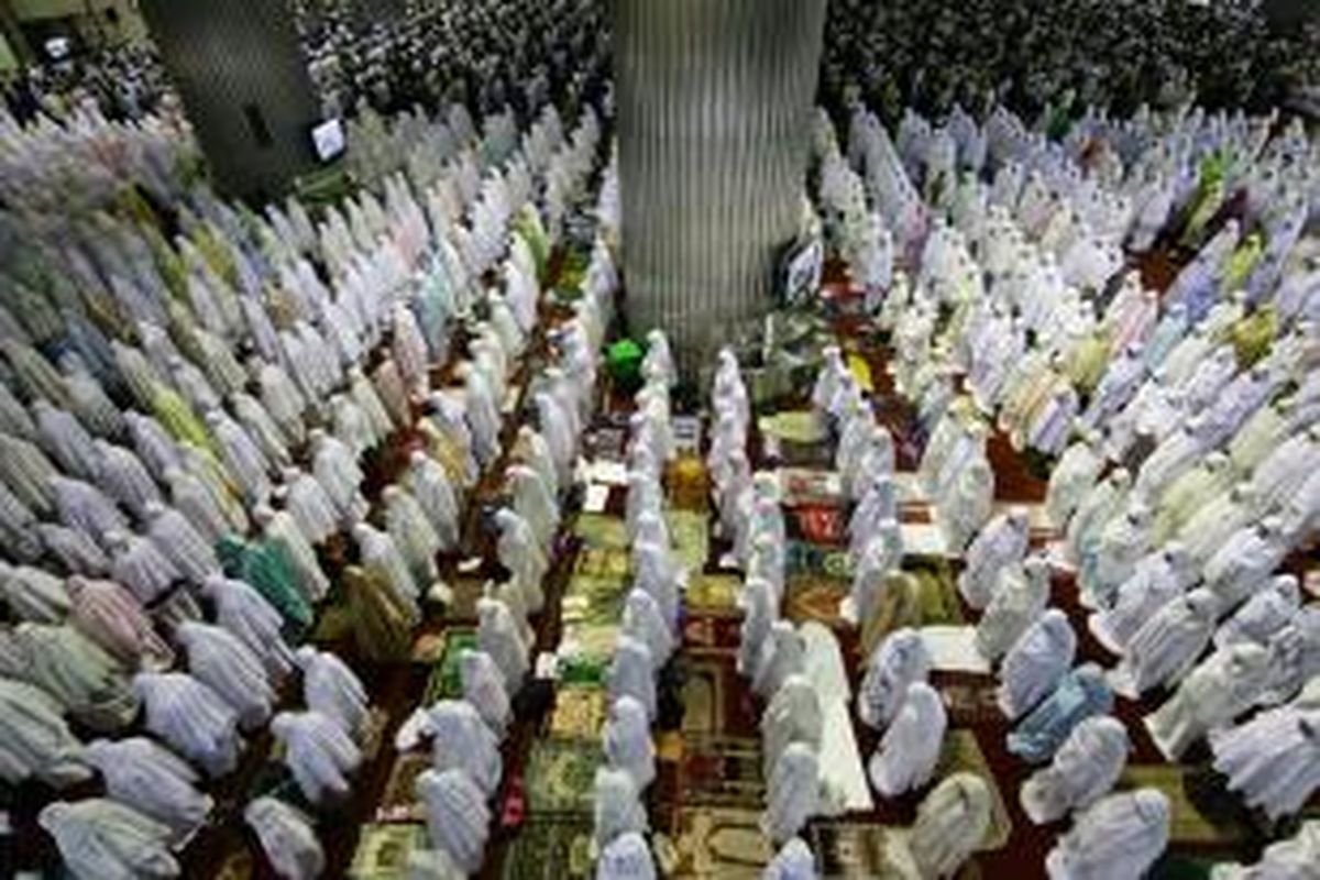 Ilustrasi: Umat muslim menjalankan shalat tarawih hari pertama di Masjid Istiqlal, Jakarta, Jumat (21/8). Shalat tarawih tersebut mengawali pelaksanaan ibadah puasa di bulan suci Ramadhan 1430 Hijriah.  