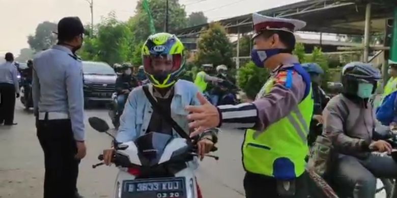 Pengawasan arus lalu lintas penerapan PSBB DKI Jakarta di Jalan Raya Kalimalang, Jakarta Timur, Senin (13/4/2020).