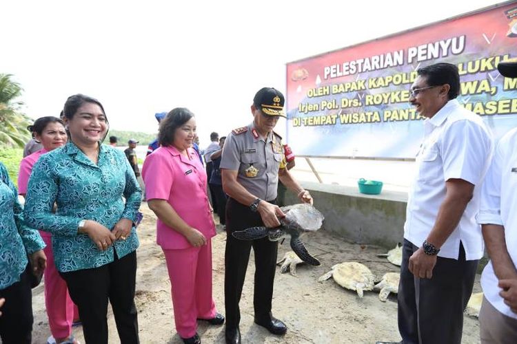 Kapolda Maluku, Irjen Pol Royke Lumowa didampingi  istrinya memimpin pelelepasan sembilan ekor penyu di pantai Lumasebu, Kabupaten Kepulauan Tanimbar, Maluku, Rabu (6/2/2019).