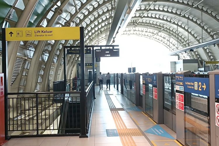 Lantai 2 Stasiun LRT Jatimulya, Bekasi pada Rabu (12/7/2023). Ada dua akses peron yang tersedia di stasiun ini. Sisi kiri merupakan akses peron menuju Jakarta, sementara sisi kanan merupakan peron kedatangan kereta yang dari Jakarta menuju Bekasi.