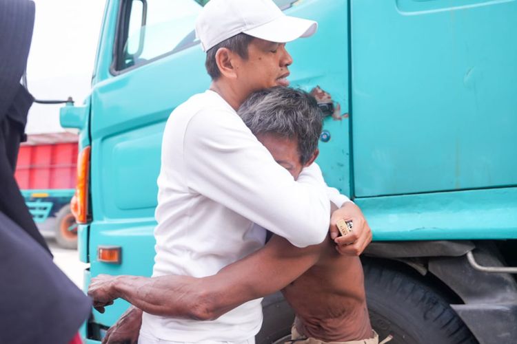 Dedi Mulyadi bertemu Pujiono, sopir truk asal Lampung yang banting tulang agar anaknya dapat melanjutkan kuliah ke jenjang S2.