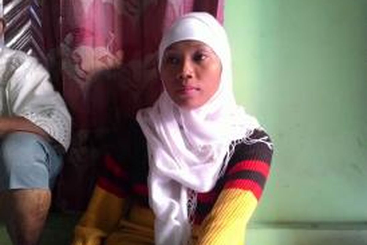 Nurohmah (24) istri Dedi (34), tukang ojek korban salah tangkap yang akhirnya dibebaskan dari tahanan setelah 10 bulan.