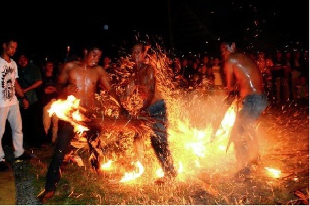 Ilustrasi tradisi perang api.