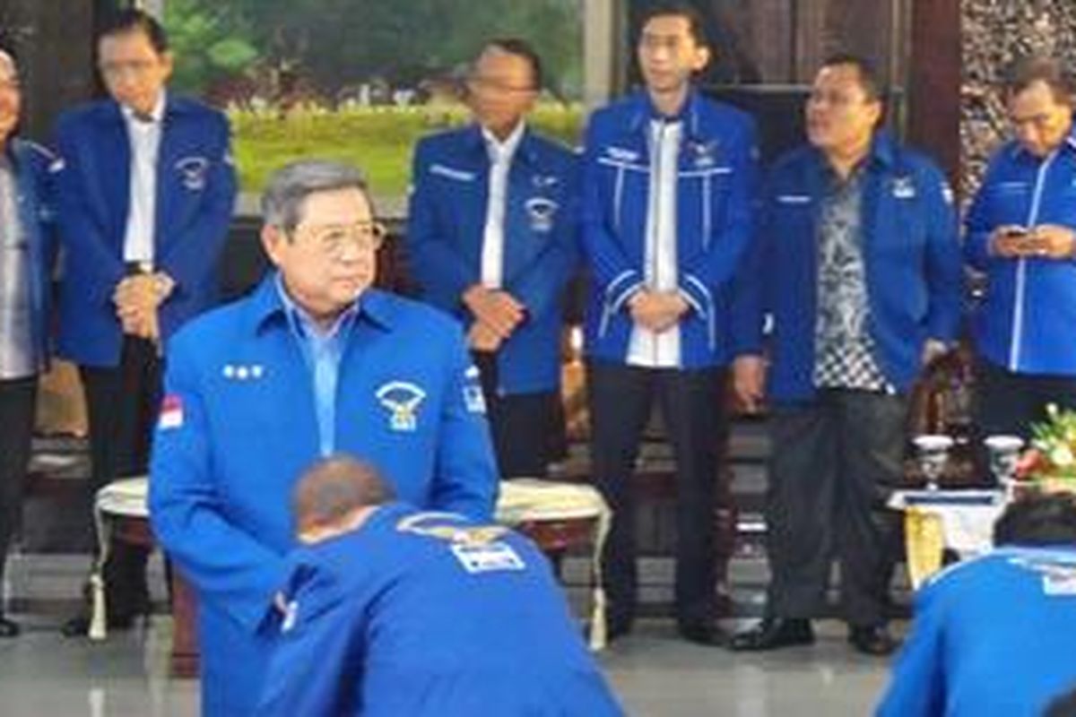 Susilo Bambang Yudhoyono selaku Ketua Majelis Tinggi Partai Demokrat menyaksikan penandatanganan pakta integritas oleh kader Partai Demokrat di Cikeas, Bogor, Jawa Barat, Minggu (10/2/2013).