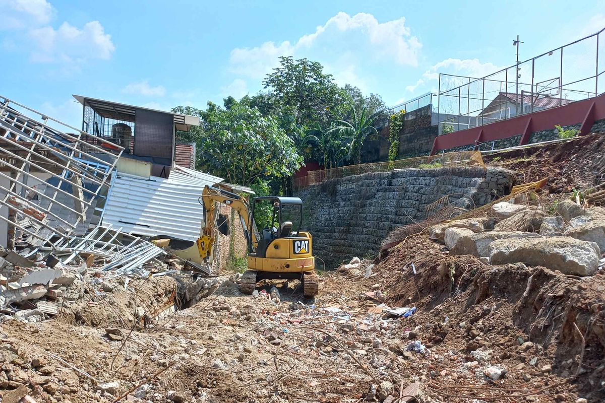 Kondisi turap longsor yang menimpa rumah warga di perumahan Nerada Estate, Cipayung, Ciputat, Tangerang Selatan, Sabtu (12/6/2021). Alat berat dikerahkan untuk menyingkirkan materia turap yang longsor pada Jumat malam setelah terjadi hujan deras di daerah itu.