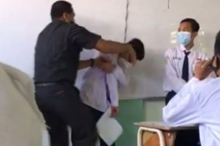 Video yang memperlihatkan seorang siswa di salah satu Sekolah Menengah Pertama Negeri (SMPN) Surabaya dipukul oleh gurunya viral di media sosial, Sabtu (29/1/2022).