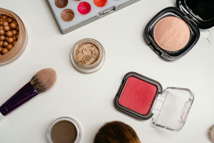 7 Urutan Make Up yang Tepat agar Wajah Tak Terlihat Dempul