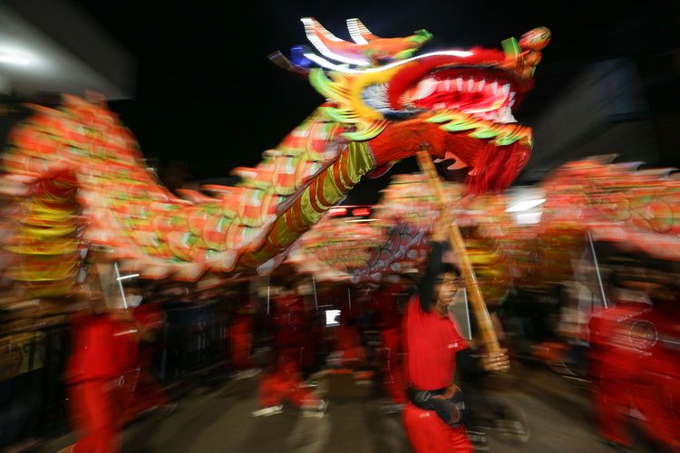 Atraksi liong memeriahkan perayaan puncak Cap Go Meh Bogor Street Festival (CGM-BSF) 2023 di Jalan Suryakencana, Bogor Tengah, Kota Bogor, Minggu (5/2/2023). Atraksi seni budaya seperti Ogoh-ogoh dari Bali, Kendang Beleq dari Lombok, dan Bouraq dari Cirebon, Ondel-ondel Betawi, Reog Ponorogo, serta belasan pertunjukan dari sanggar kesenian dari Jawa Barat dan sekitarnya memeriahkan acara ini.