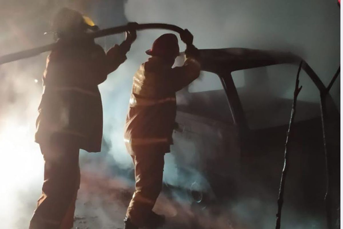 Petugas Damkar Jember saat memadamkan mobil dengan angkutan BBM subsidi yang terbakar 