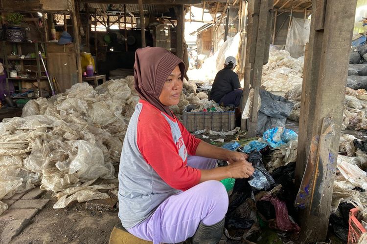 Suherni Mengais Rezeki dari Sampah Plastik TPST Bantargebang