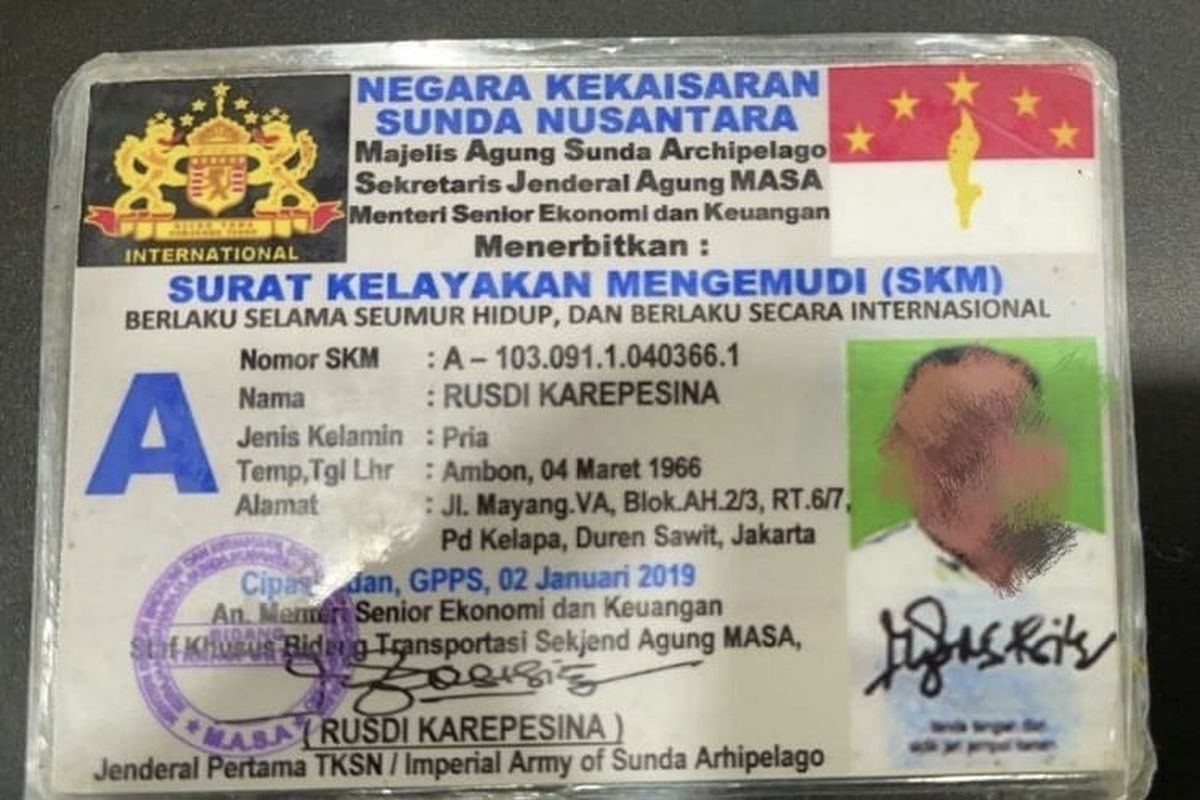 Polisi memberhentikan dan menilang pengemudi mobil Mitsubishi Pajero Sport hitam Rusdi Karepesina karena menggunakan plat nomor palsu yakni SN 45 RSD. Polisi menemukan SIM pengemudi yang tertukis merupakan negara Kekaisaran Sunda Nusantara.