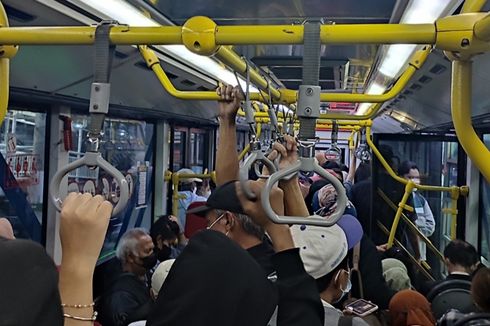Berdesakan di Dalam Bus Transjakarta pada Jam Pulang Kerja, Potret Transportasi Umum Jelang ERP...