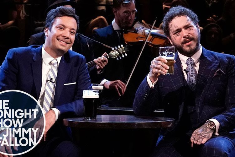 Rapper Post Malone ketika hadir dalam The Tonight Show with Jimmy Fallon.