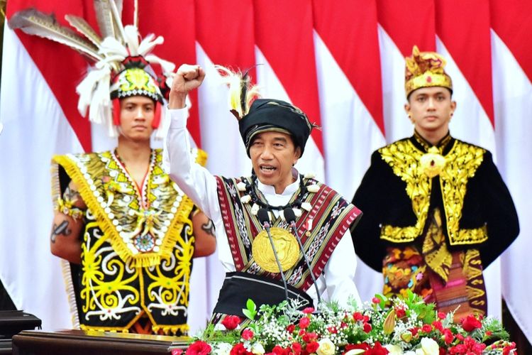 Presiden Joko Widodo saat menyampaikan pidato kenegaraan pada sidang tahunan MPR, DPR dan DPD di Kompleks Parlemen, Senayan, Jakarta, Rabu (16/8/2023). Presiden Jokowi diketahui mengenakan baju adat Tanimbar.