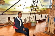 Jokowi Menikmati Senja dari Kapal Pinisi di Labuan Bajo
