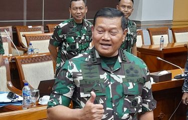 Kepala Staf Angkatan Laut (KSAL) Laksamana Yudo Margono berpose mengangkat jempol sesaat sebelum menjalani fit and proper test calon Panglima TNI di Gedung DPR, Jakarta, Jumat (2/12/2022).