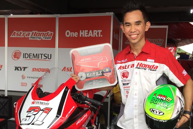 Pebalap Astra Honda Racing Team, Gerry Salim, berpose dengan helm dan trofi yang didapat setelah memenangi balapan kedua Asia Production 250cc seri pertama Asia Road Racing Championship (ARRC) 2017 di Sirkuit Johor, Malaysia, Minggu (2/4/2017).