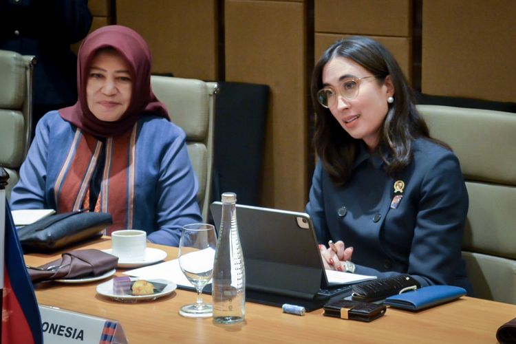 Menpar Widiyanti Putri Wardhana (ketuga dari kanan) saat menghadiri forum The 12th ASEAN - India Tourism Minister Meeting di Johor Baru, Malaysia, Senin (20/1/2025).