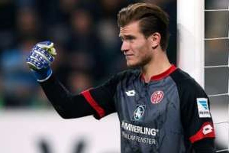 Kiper Mainz, Loris Karius, beraksi dalam duel Bundesliga melawan Wolfsburg di Volkswagen Arena, 9 April 2016.
