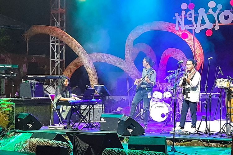 Nita Aartsen & Jogjac team (Mike Del Ferro, Alexander, Olaf Keus, Kuba Skowronski) saat tampil di panggung Bregas, Ngayogjazz 2021. Acara Ngayogjazz 2021 di Dusun Karang Tanjung, Desa Pandowoharjo, Kapanewon Ngaglik, Kabupaten Sleman digelar secara daring.