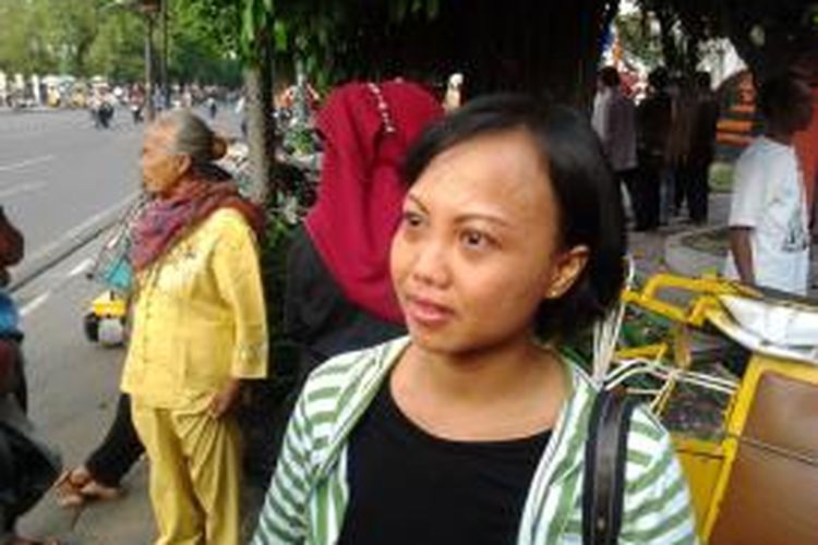 Anastaasia Sri Sundari melepas suaminya yang akan memulai perjalanan menggenjot becak dari Yogyakarta ke Jakarta sebagai wujud dukungan terhadap pasangan Jokowi-JK.